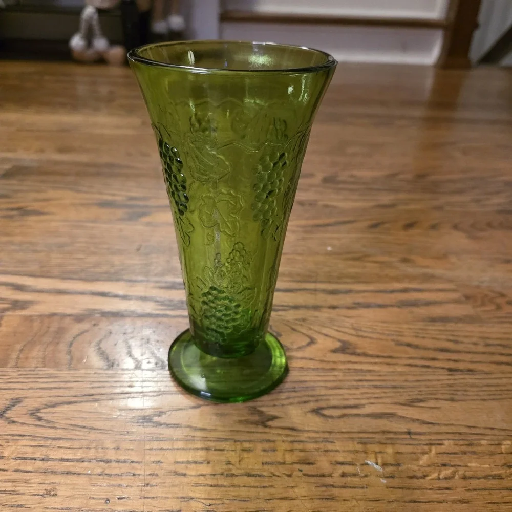 Vintage Green‎ Indiana Glass Footed Vase w/ Harvest Grape Leaves Design